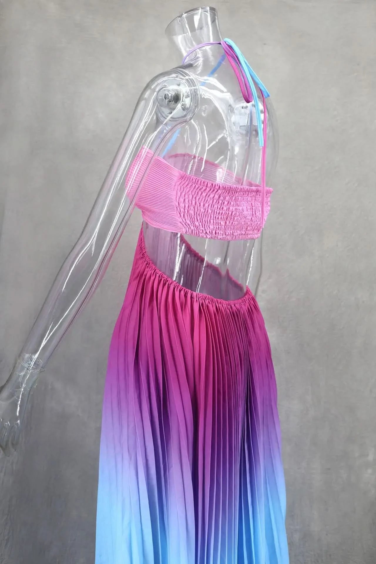 Women Chic Gradient Print Halter Neck Pleated Beach Long Dress Fashionable Long Dress Sexy Hollow Out Vacation Maxi Dress Outfit - M & M Global
