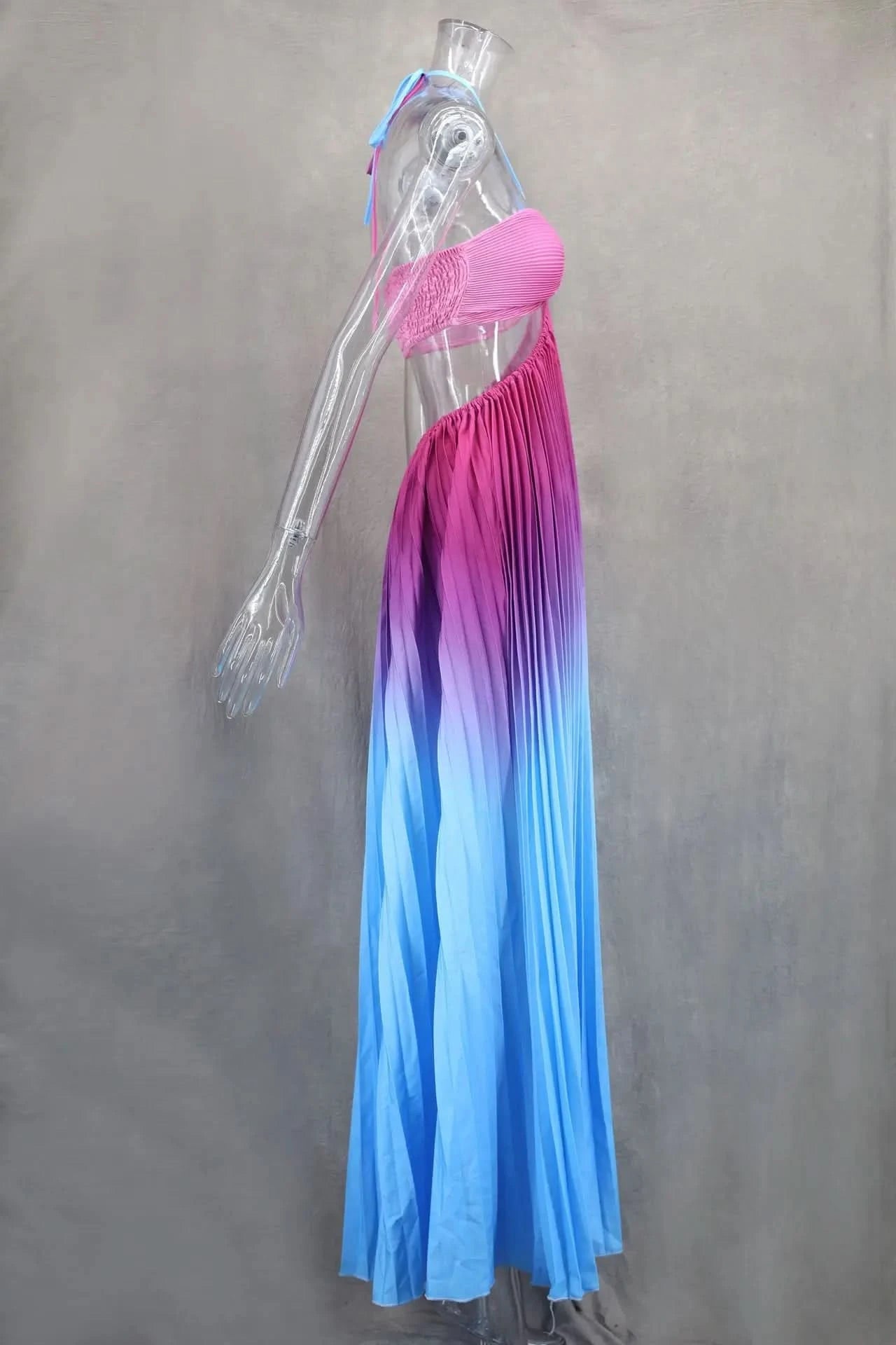Women Chic Gradient Print Halter Neck Pleated Beach Long Dress Fashionable Long Dress Sexy Hollow Out Vacation Maxi Dress Outfit - M & M Global