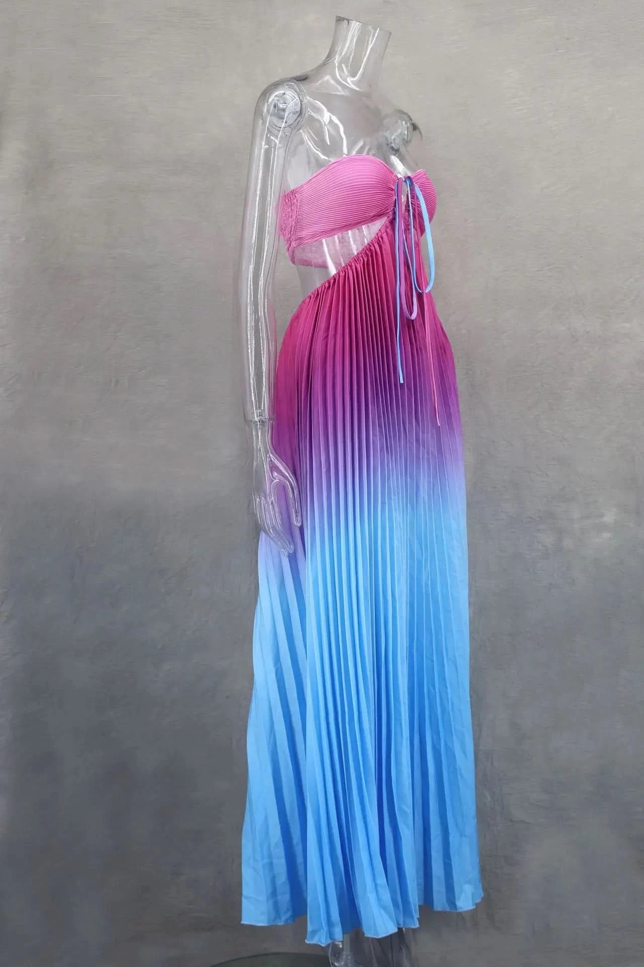 Women Chic Gradient Print Halter Neck Pleated Beach Long Dress Fashionable Long Dress Sexy Hollow Out Vacation Maxi Dress Outfit - M & M Global