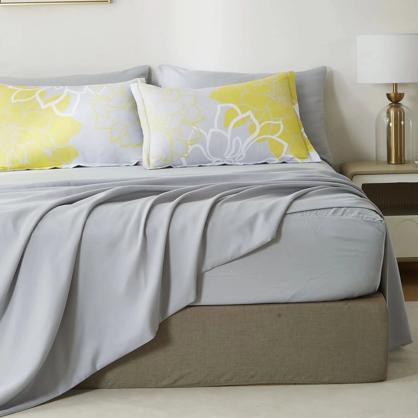 Bed with gray bedding and yellow floral pillows in a bedroom setting.
uxury cozy bedding set online
warm textured comforter set King/Queen

Green Plant Bedding

Botanical Quilt Set
Nature Print Bedding

5 Piece Bedding Set

7 Piece Bedding Set

Soft Microfiber Quilt

Breathable Bedding Set
