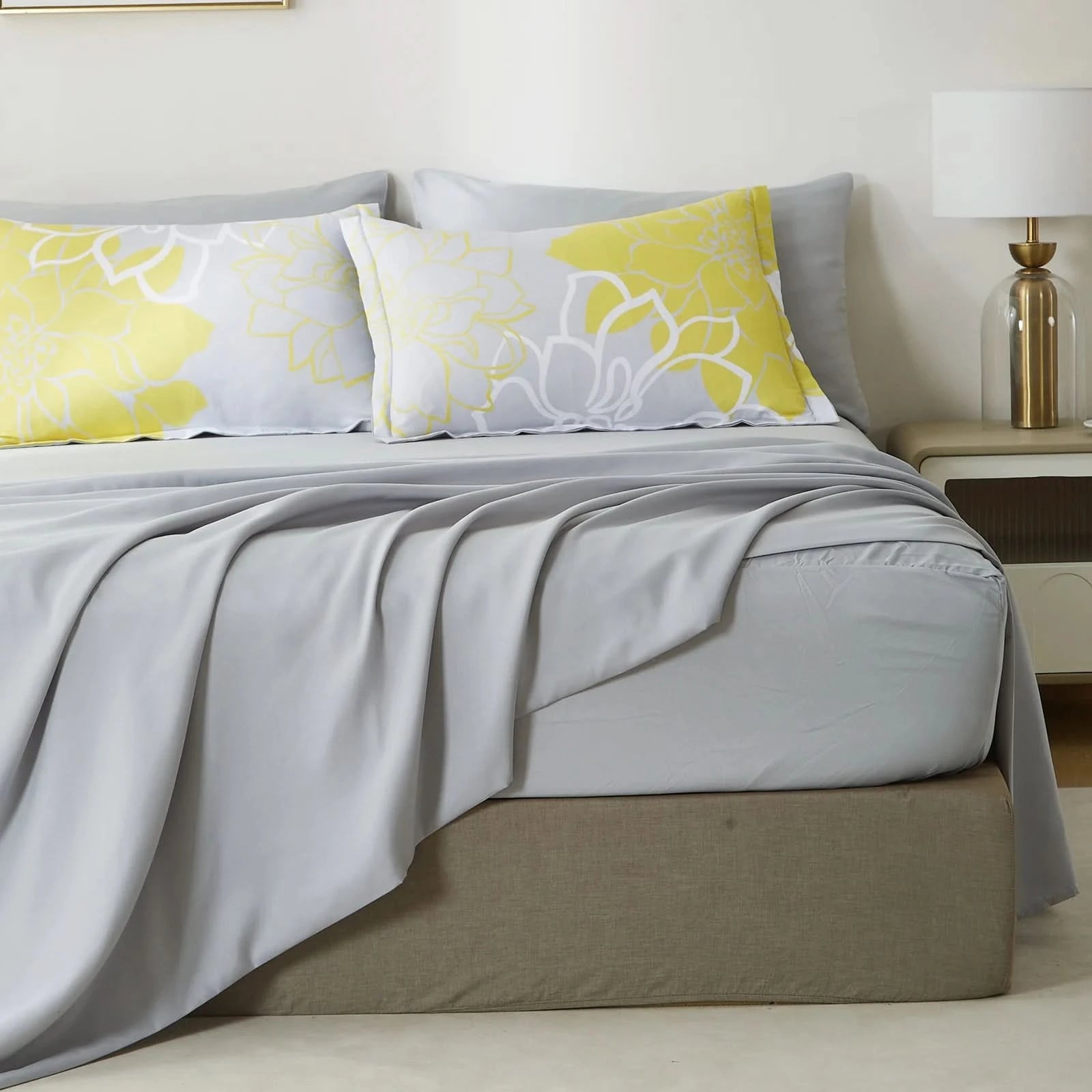 Bed with gray bedding and yellow floral pillows in a bedroom setting.
uxury cozy bedding set online
warm textured comforter set King/Queen

Green Plant Bedding

Botanical Quilt Set
Nature Print Bedding

5 Piece Bedding Set

7 Piece Bedding Set

Soft Microfiber Quilt

Breathable Bedding Set
