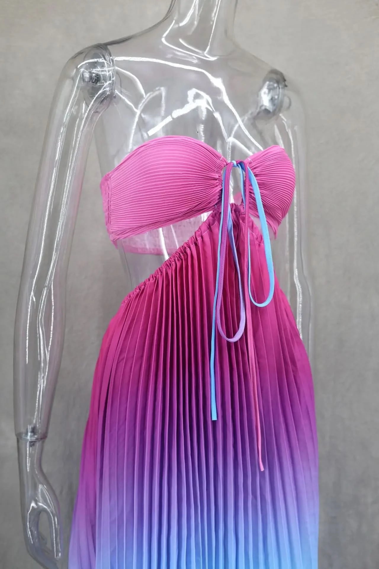 Women Chic Gradient Print Halter Neck Pleated Beach Long Dress Fashionable Long Dress Sexy Hollow Out Vacation Maxi Dress Outfit - M & M Global