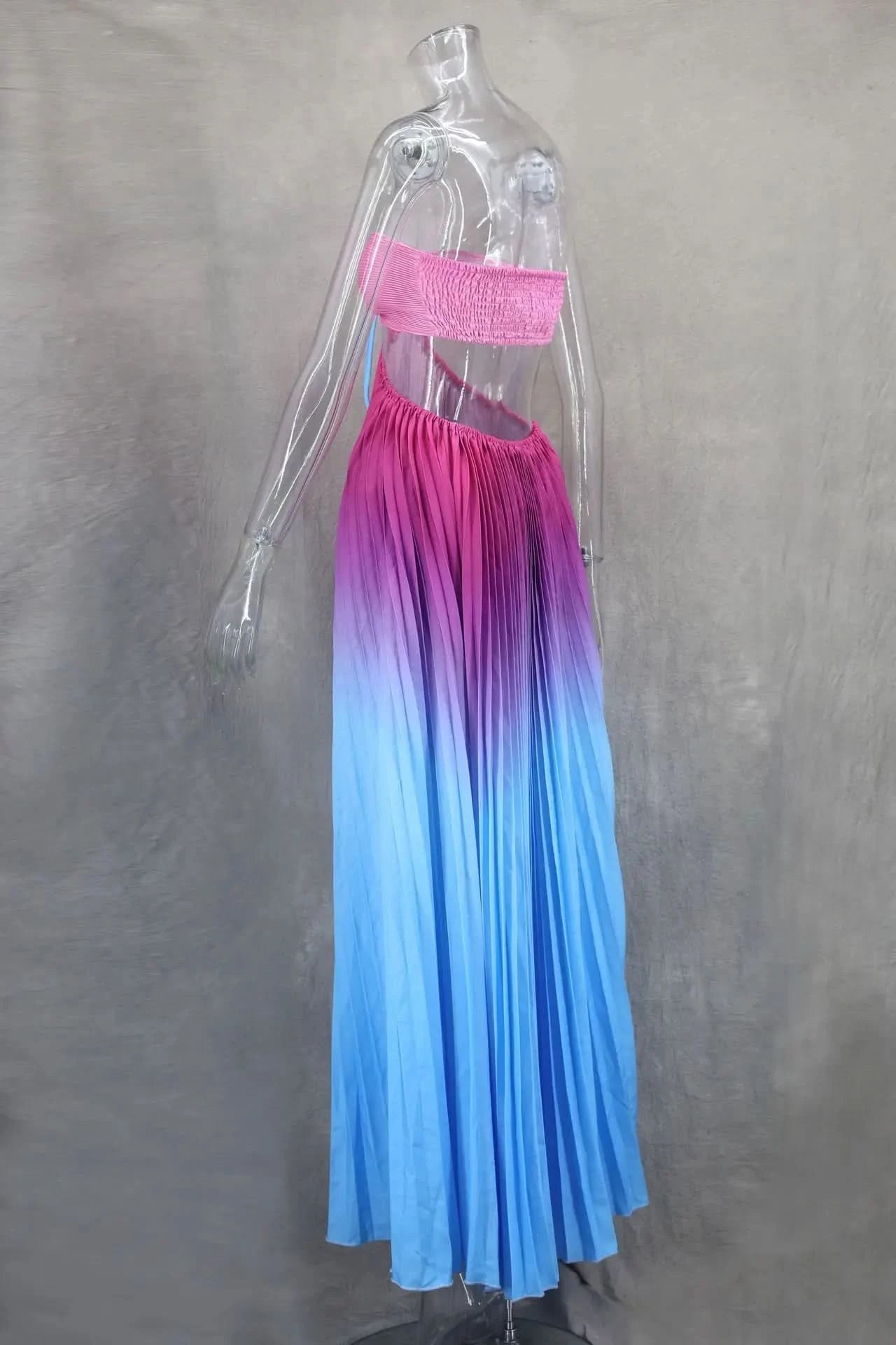 Women Chic Gradient Print Halter Neck Pleated Beach Long Dress Fashionable Long Dress Sexy Hollow Out Vacation Maxi Dress Outfit - M & M Global