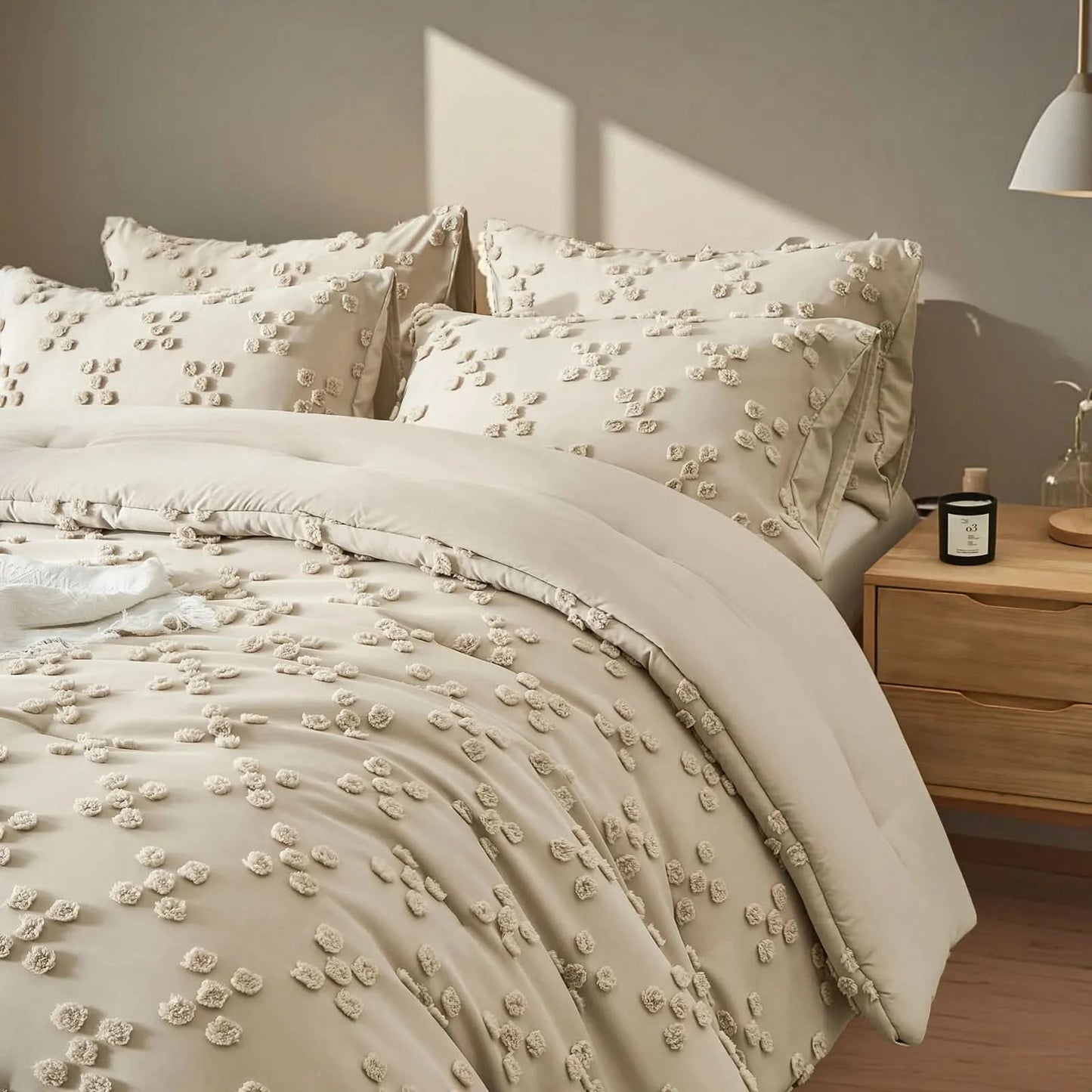 Solid color tufted bedding set, microfiber is lightweight and breathable, machine washable, queen/king size, all seasons