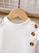 3-Piece Set: Girls' Casual Long-Sleeve Ruffled Knit T-Shirt Top + Elastic Waist Button-Decorated Skirt + Girls' Hat, Autumn and Winter Style. Girls' Fashionable Knit Pullover with Tweed-Style Short Skirt, Elegant and Ladylike