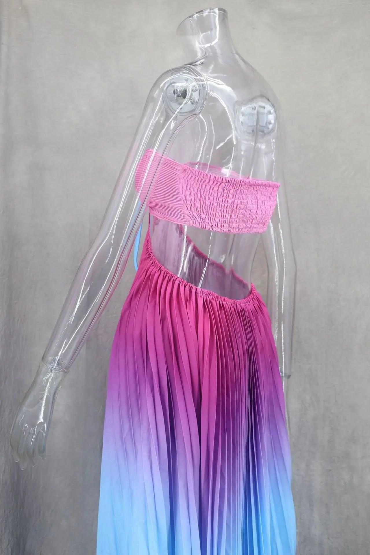 Women Chic Gradient Print Halter Neck Pleated Beach Long Dress Fashionable Long Dress Sexy Hollow Out Vacation Maxi Dress Outfit - M & M Global